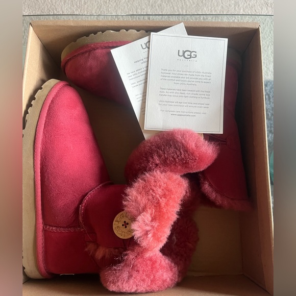 💯 AUTHENTIC- RED BAILEY BUTTON SHORT UGGS - SIZE 7 -ORIGINAL BOX- WORN ONCE !!! - Picture 5 of 10
